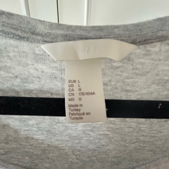 H&M grey tasseled T-shirt. Size L. - Picture 2 of 4
